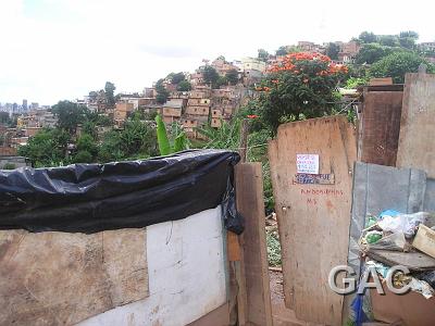 Dentro da Favela 003.jpg - Pappbehausungen mit Plane als Bedachung.